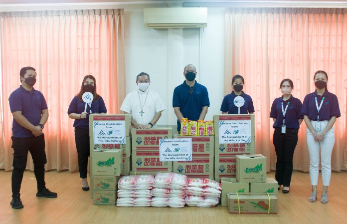 Paroki Katedral St Joseph menerima bantuan makanan dari The Hills, Kuching