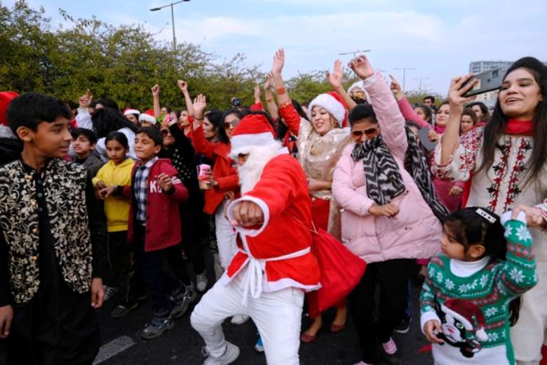 Merayakan Natal di Pakistan yang mayoritas Muslim
