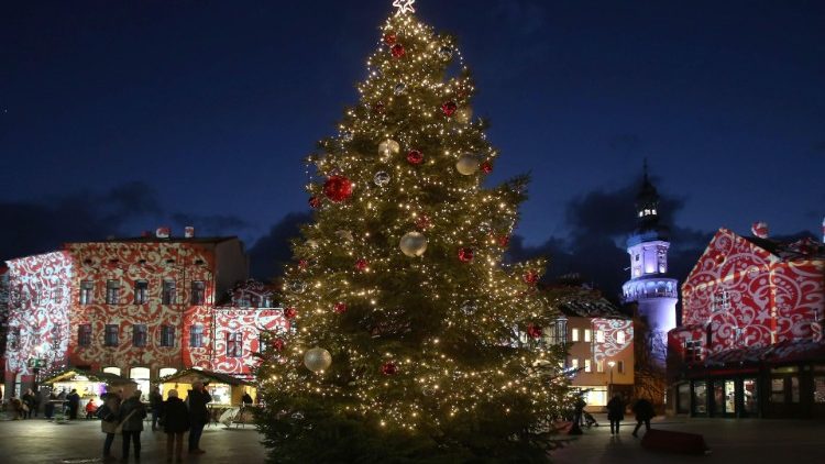 Gereja-gereja Hungaria menawarkan keceriaan Natal di dalam kotak sepatu