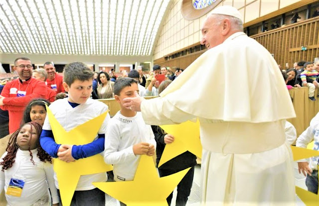 Paus bertemu anak-anak yang dibantu oleh Santa Marta Dispensary