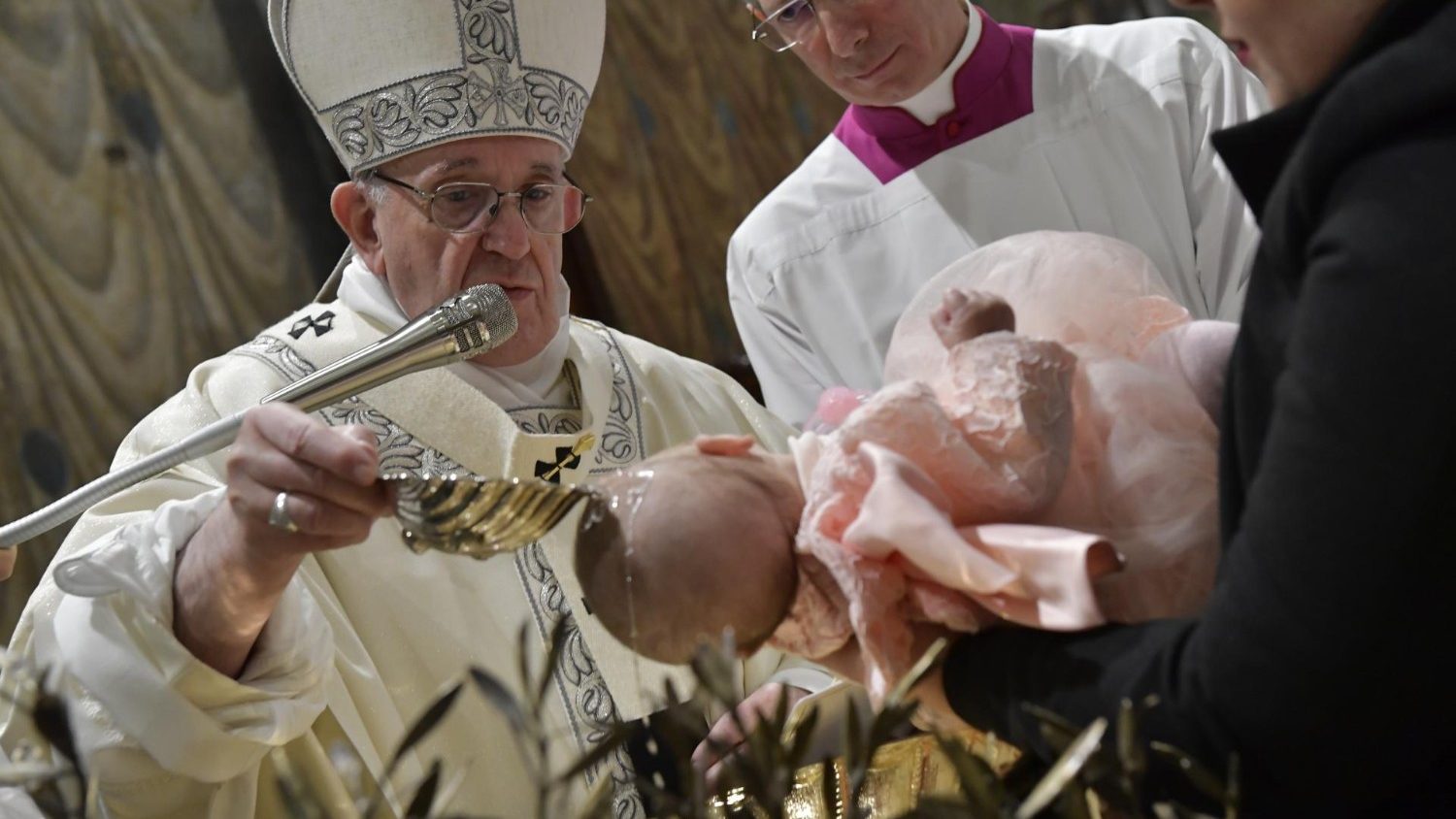 Pada Misa Pembaptisan, Paus mengingatkan pentingnya menjaga identitas Kristen
