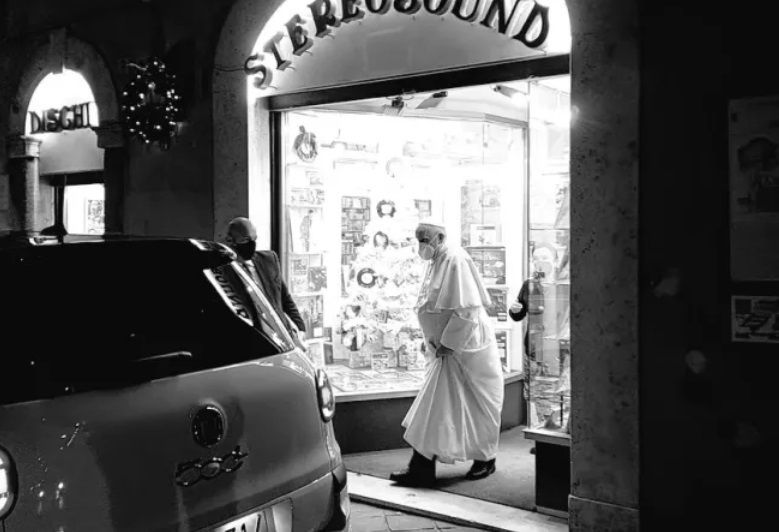 Mengapa Paus Fransiskus mengunjungi toko kaset di Roma?