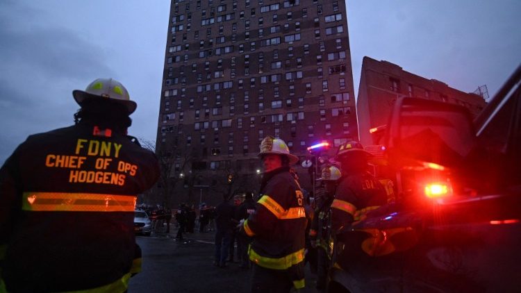Paus berduka atas korban kebakaran apartemen di New York
